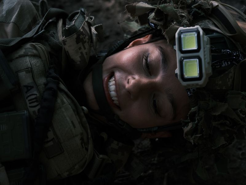 © Ira Lupu - One of the Colombian volunteer assault fighters practices tourniquet application on the ground during field drills.