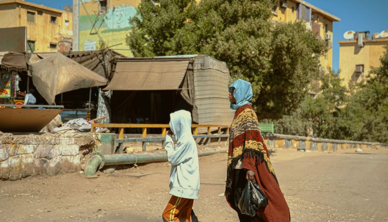 © Nayra Aly - Shala and her son Saif on their way home from the Sooq (Fruit Market), the only time they get to share everyday.