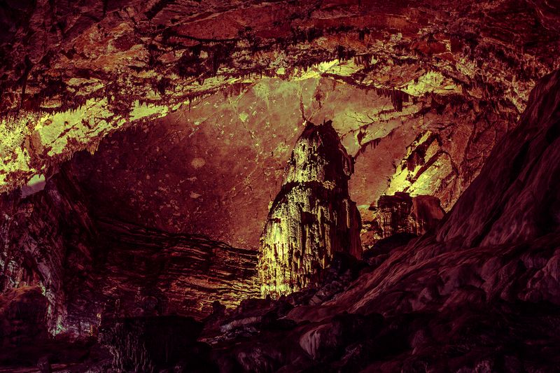 © Ilan Rabchinskey - Forge. Cacahuamilpa National Park caverns.