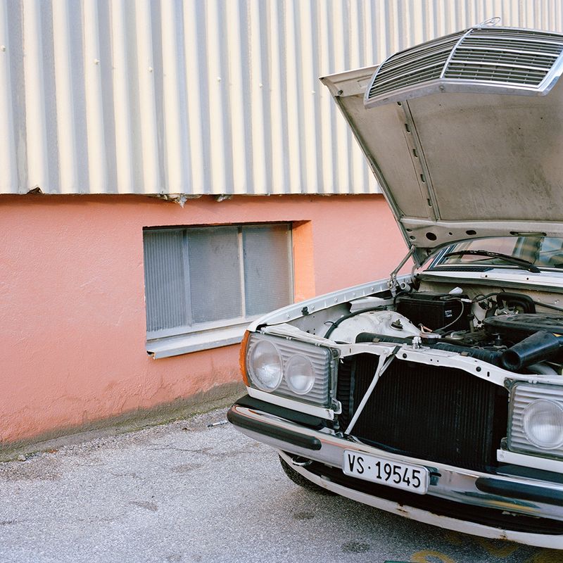 © Sandrine Lagnaz - La Mercedes en panne, entre Sion et Sierre. The Mercedes out of order, between Sion and Sierre.