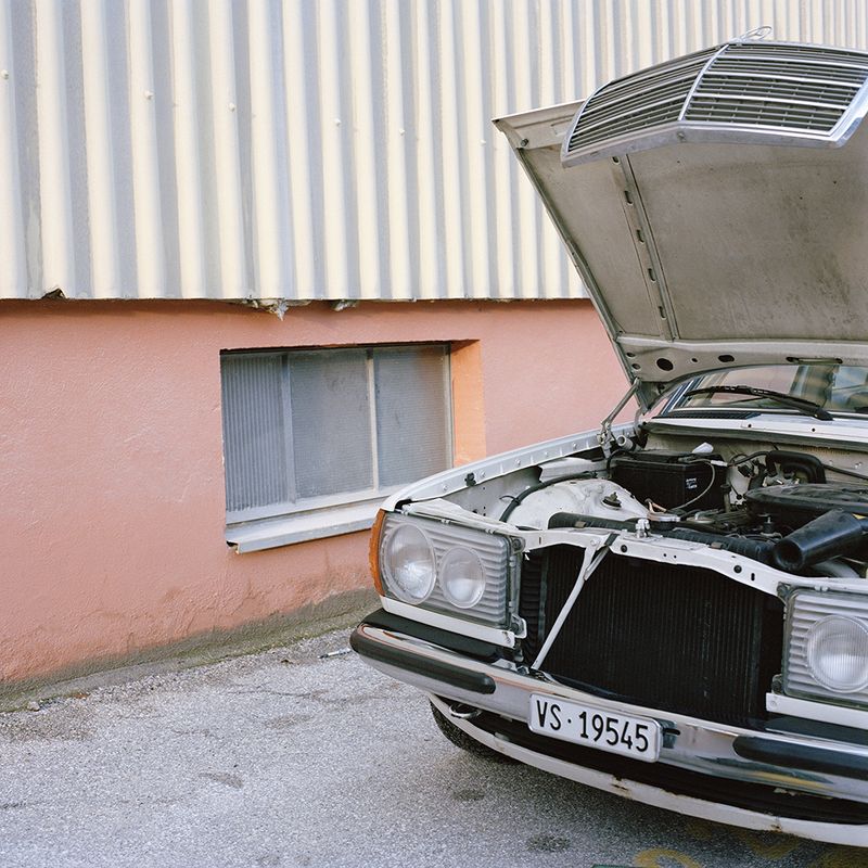 © Sandrine Lagnaz - La Mercedes en panne, entre Sion et Sierre. The Mercedes out of order, between Sion and Sierre.
