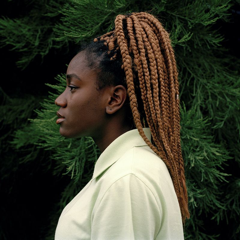 © Sandrine Lagnaz - Marie Ingignoli photographiée dans un jardin. Marie Ingignoli photographed in a garden.