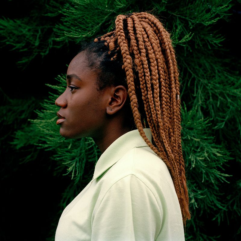 © Sandrine Lagnaz - Marie Ingignoli photographiée dans un jardin. Marie Ingignoli photographed in a garden.