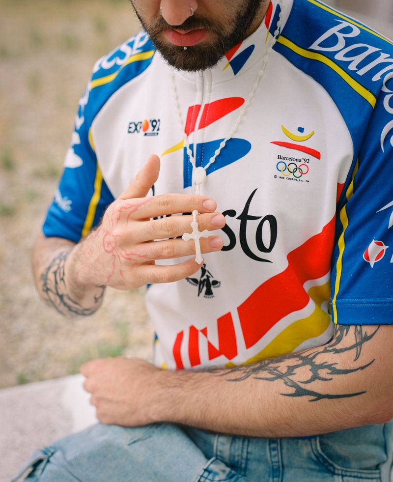 © Juan de la Quintana - Leon shows me his grandmother's rosary. Traditions and heritages make peace with new bodies and aesthetics