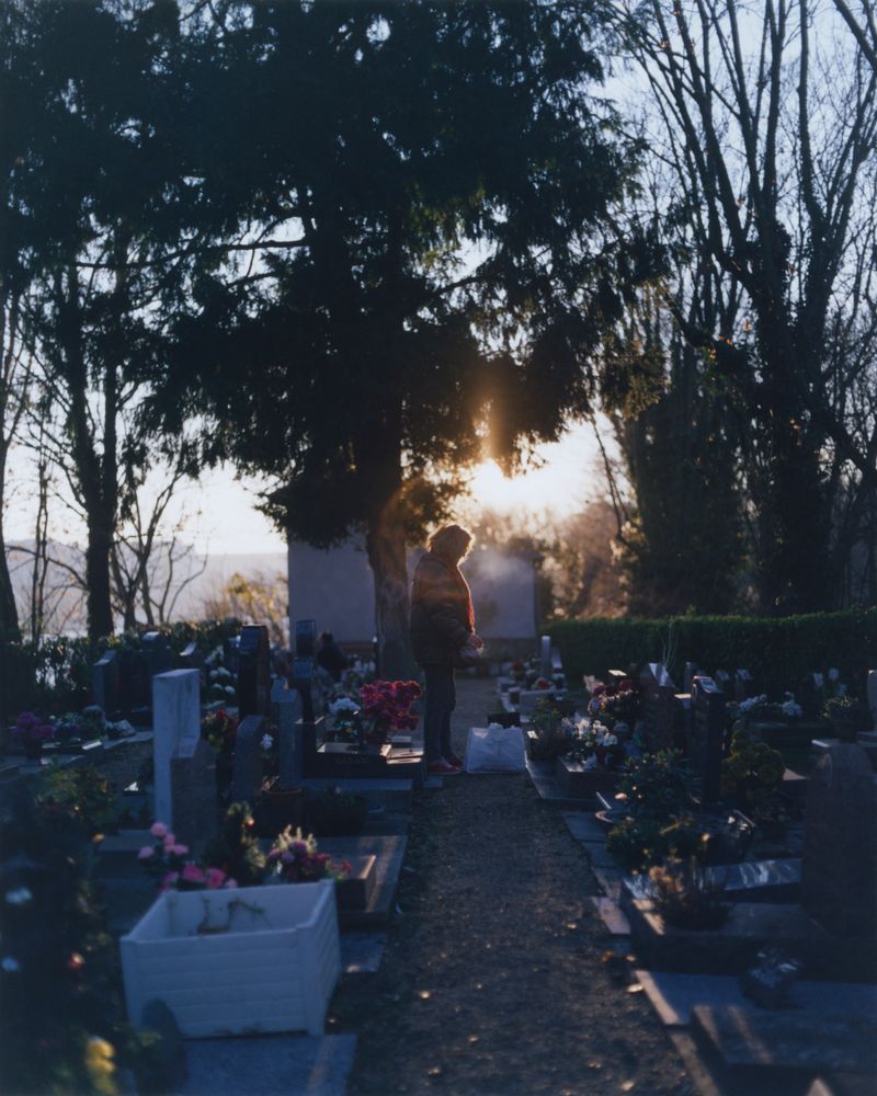 © Alexandre Silberman - Marina, in front of the grave of her dog Caramel