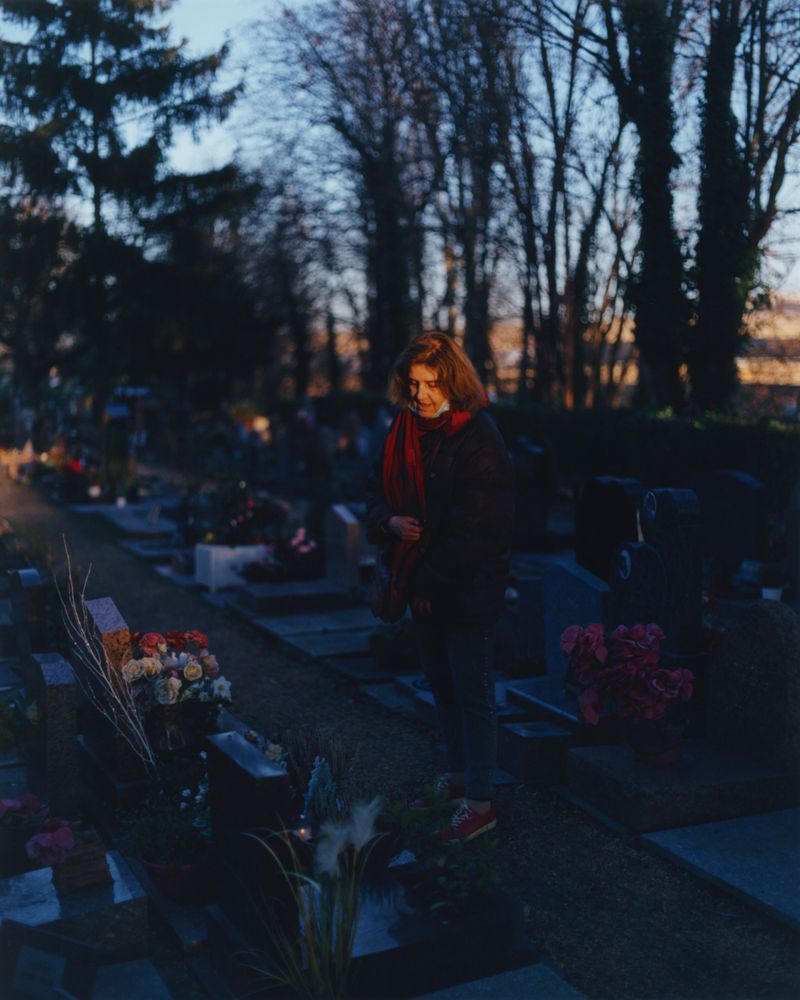 © Alexandre Silberman - Marina, in front of the grave of her dog Caramel