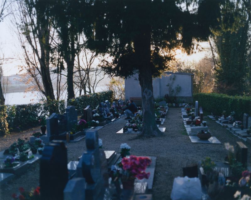 © Alexandre Silberman - José meditating in front of the grave of his dog Busta