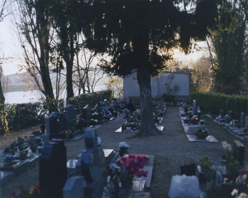 © Alexandre Silberman - José meditating in front of the grave of his dog Busta