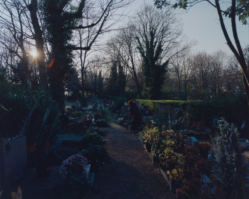 © Alexandre Silberman - Maurillia, picking up the dead leaves around the graves of her two dogs