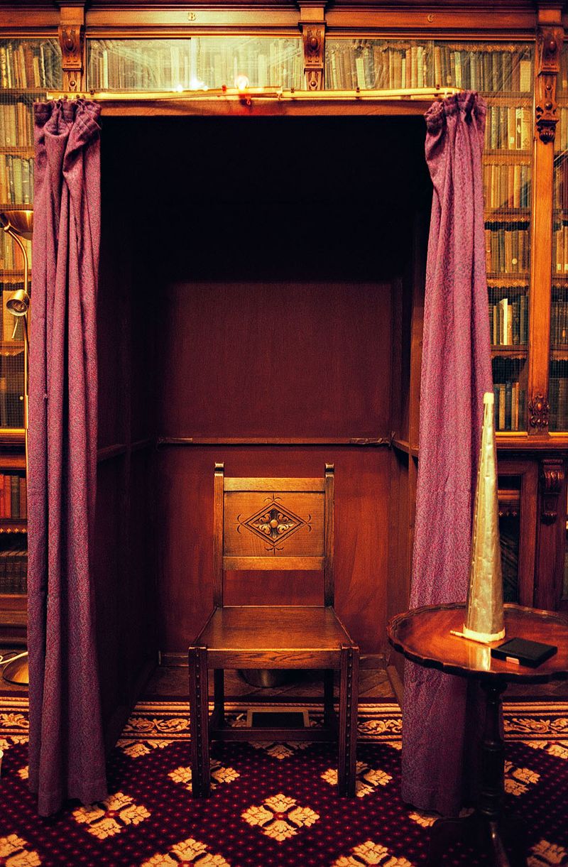 © Shannon Taggart - Image from the SÉANCE photography project