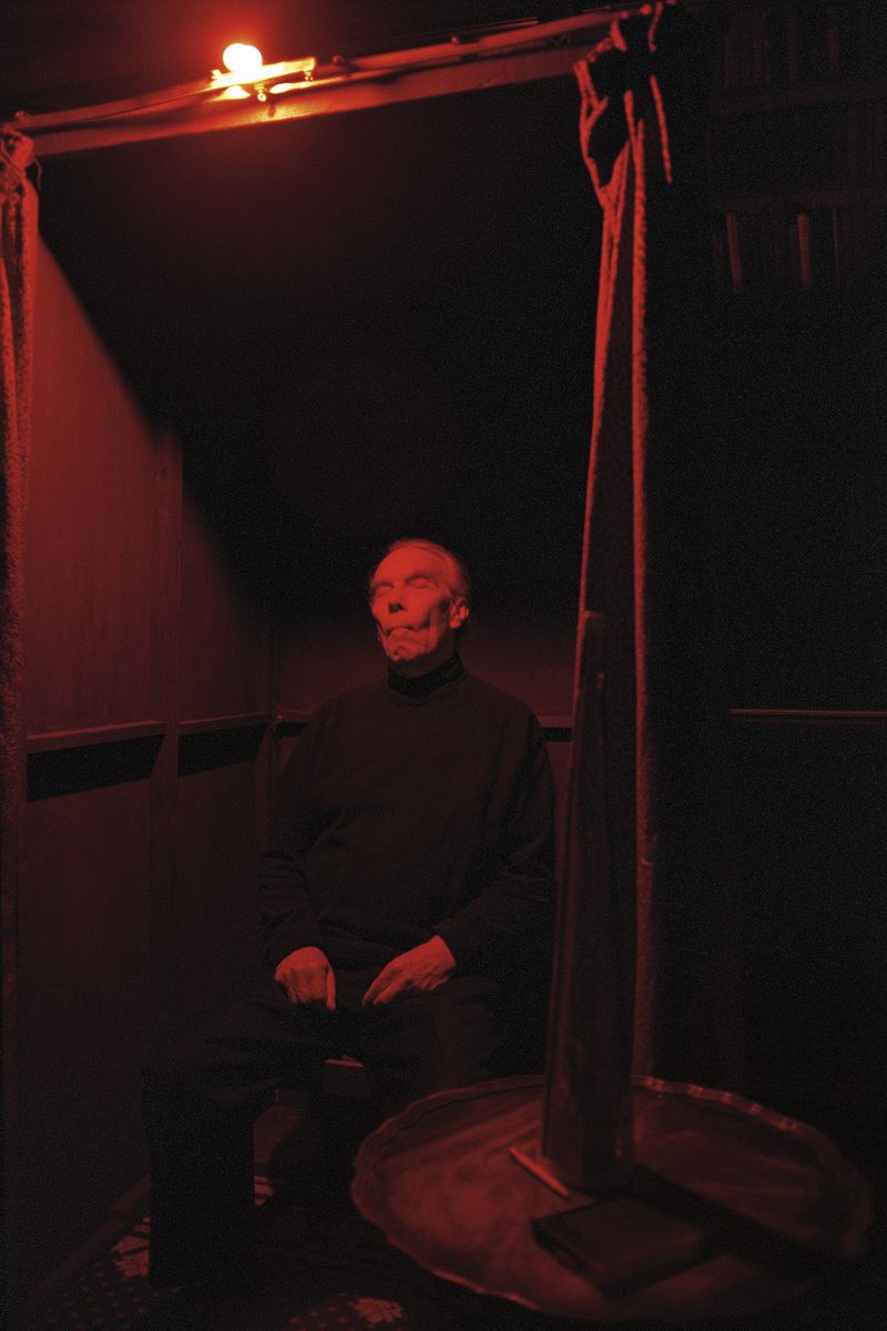 © Shannon Taggart - Image from the SÉANCE photography project