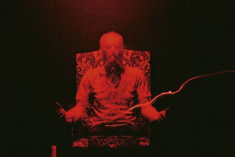© Shannon Taggart - Image from the SÉANCE photography project