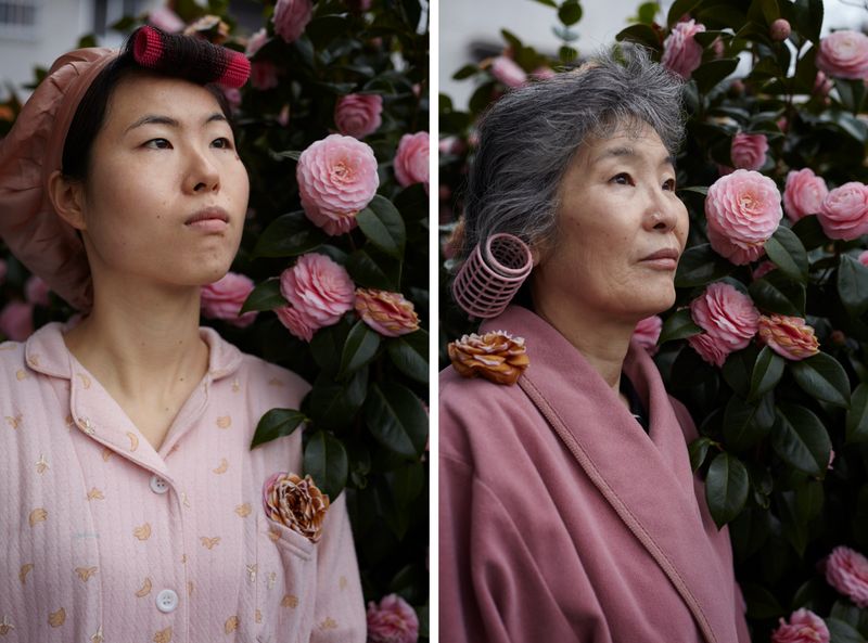 © Yuki Furusawa - Mother and daughter with peony, in their pajamas.