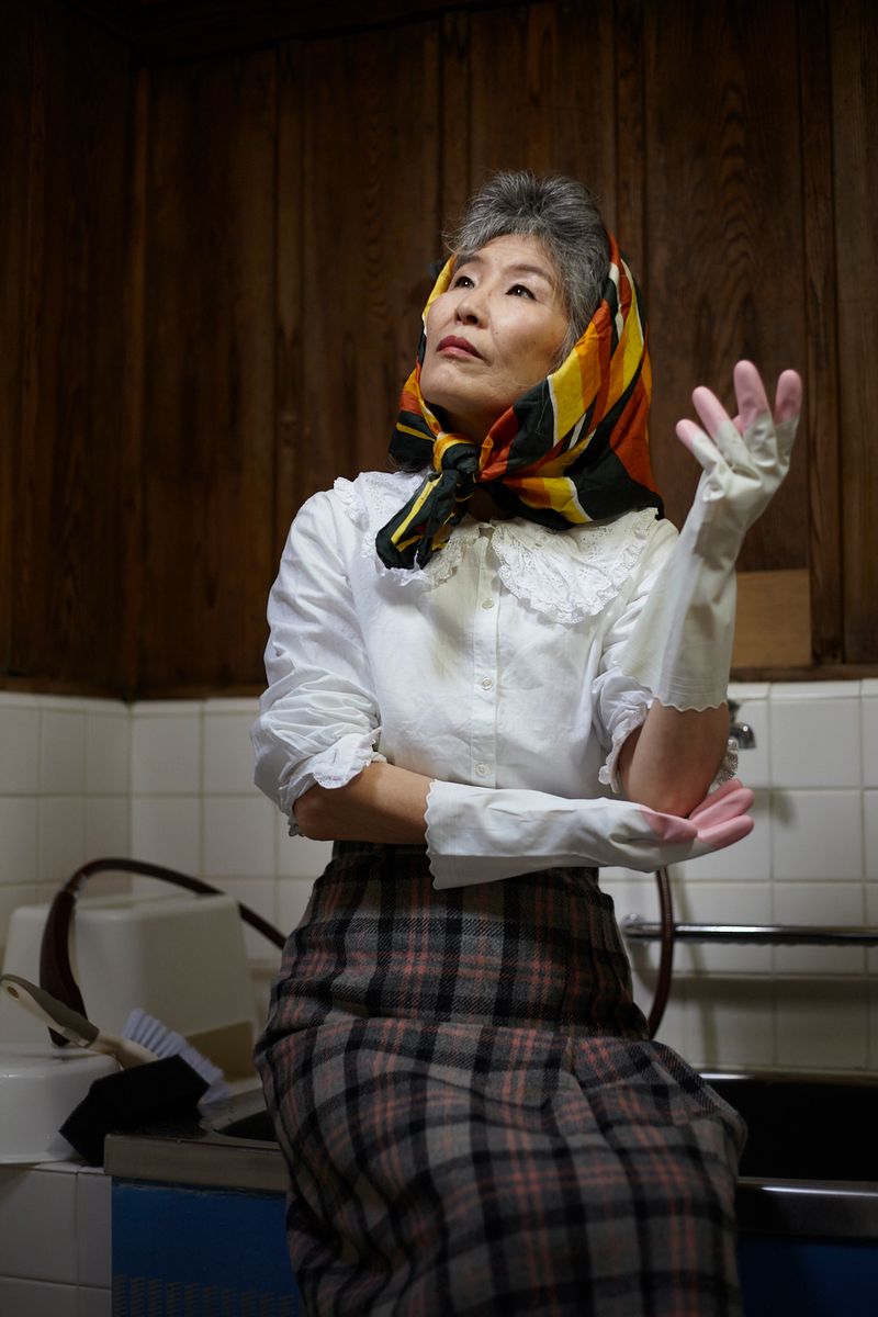 © Yuki Furusawa - Mother in the bathroom.