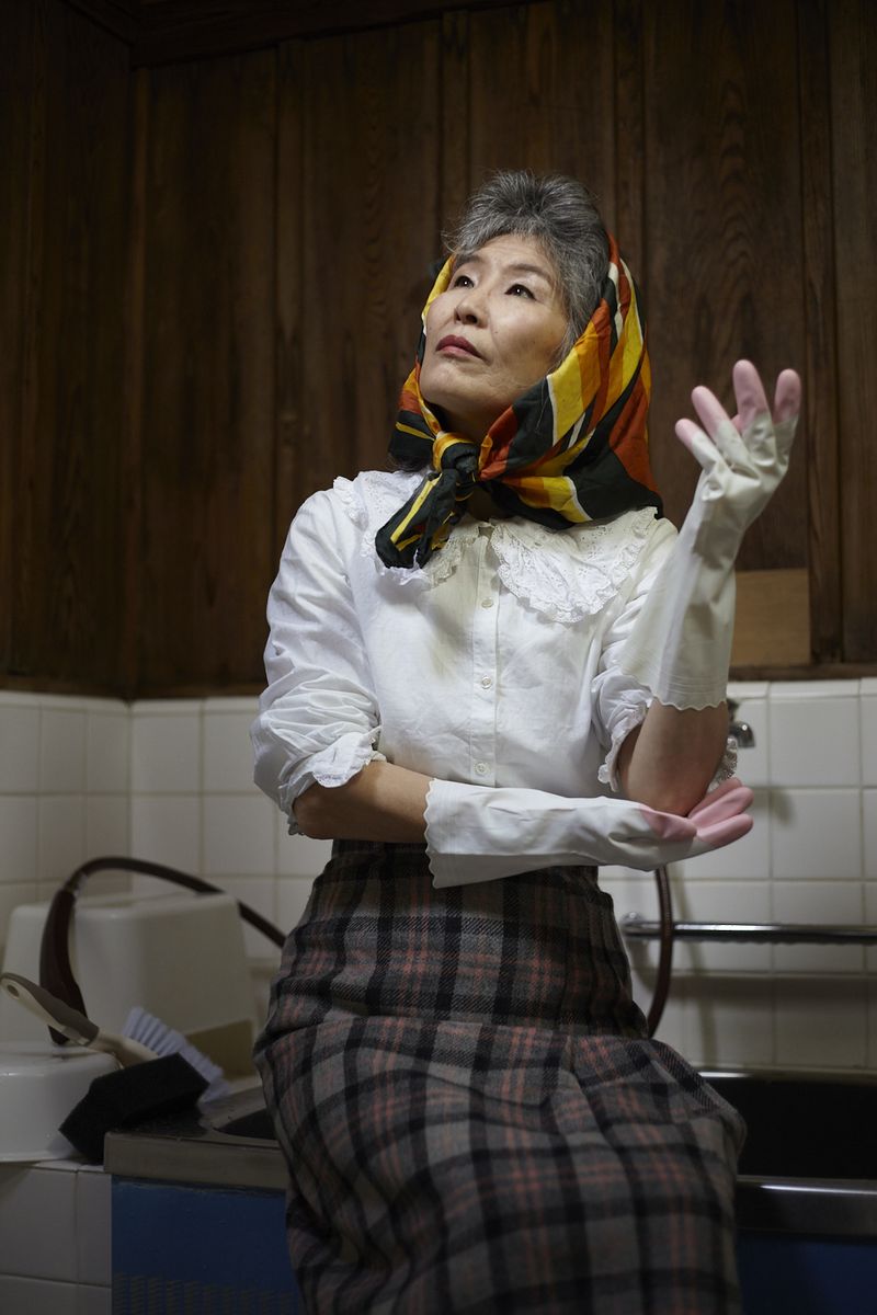 © Yuki Furusawa - Mother in the bathroom.