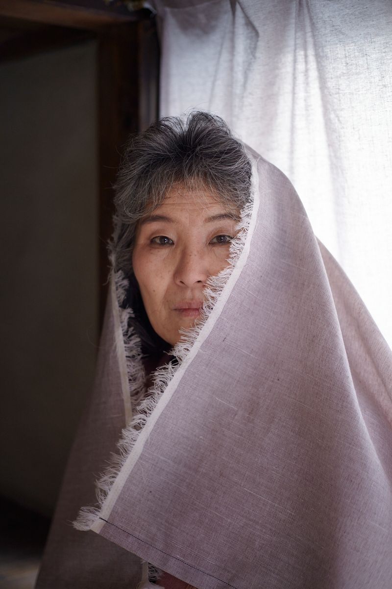 © Yuki Furusawa - Mother wrapped in a curtain.