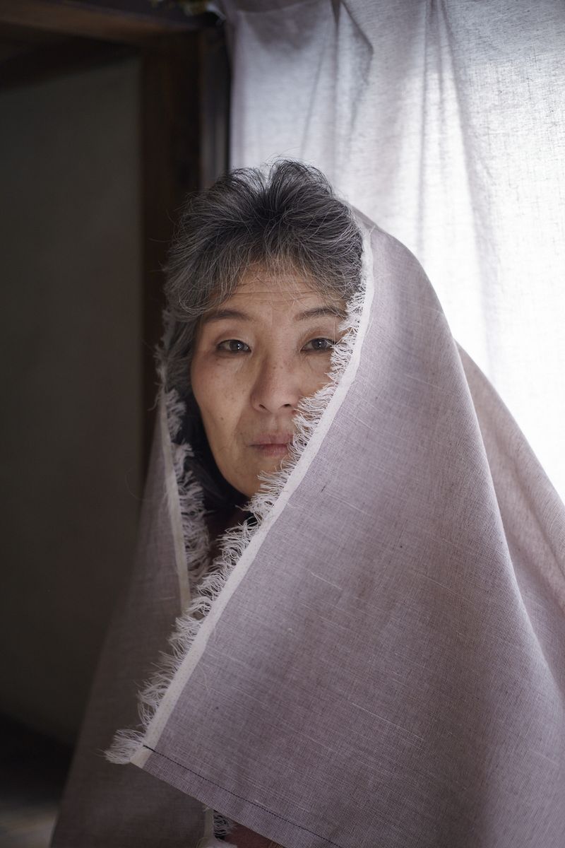 © Yuki Furusawa - Mother wrapped in a curtain.