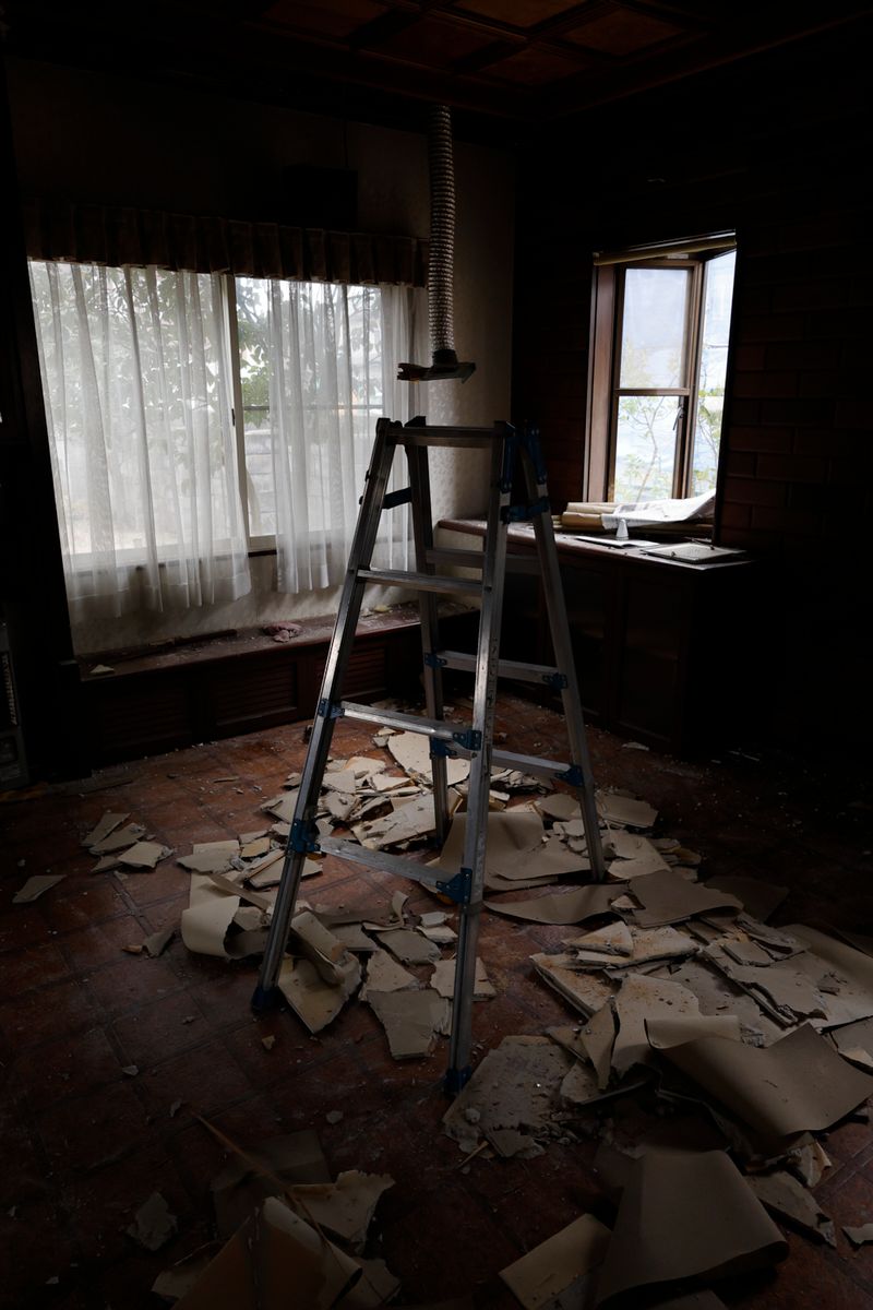 © Yuki Furusawa - The living room, once full of family memories, now looks completely changed because of the demolition.