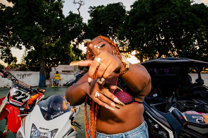 © Cholandesa - Image from the LUNULA; UÑA I KULTURA photography project