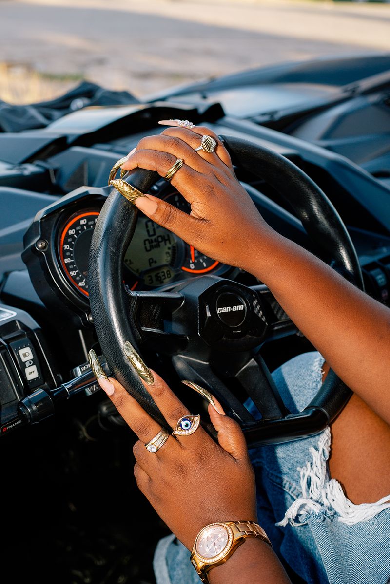 © Cholandesa - Image from the LUNULA; UÑA I KULTURA photography project