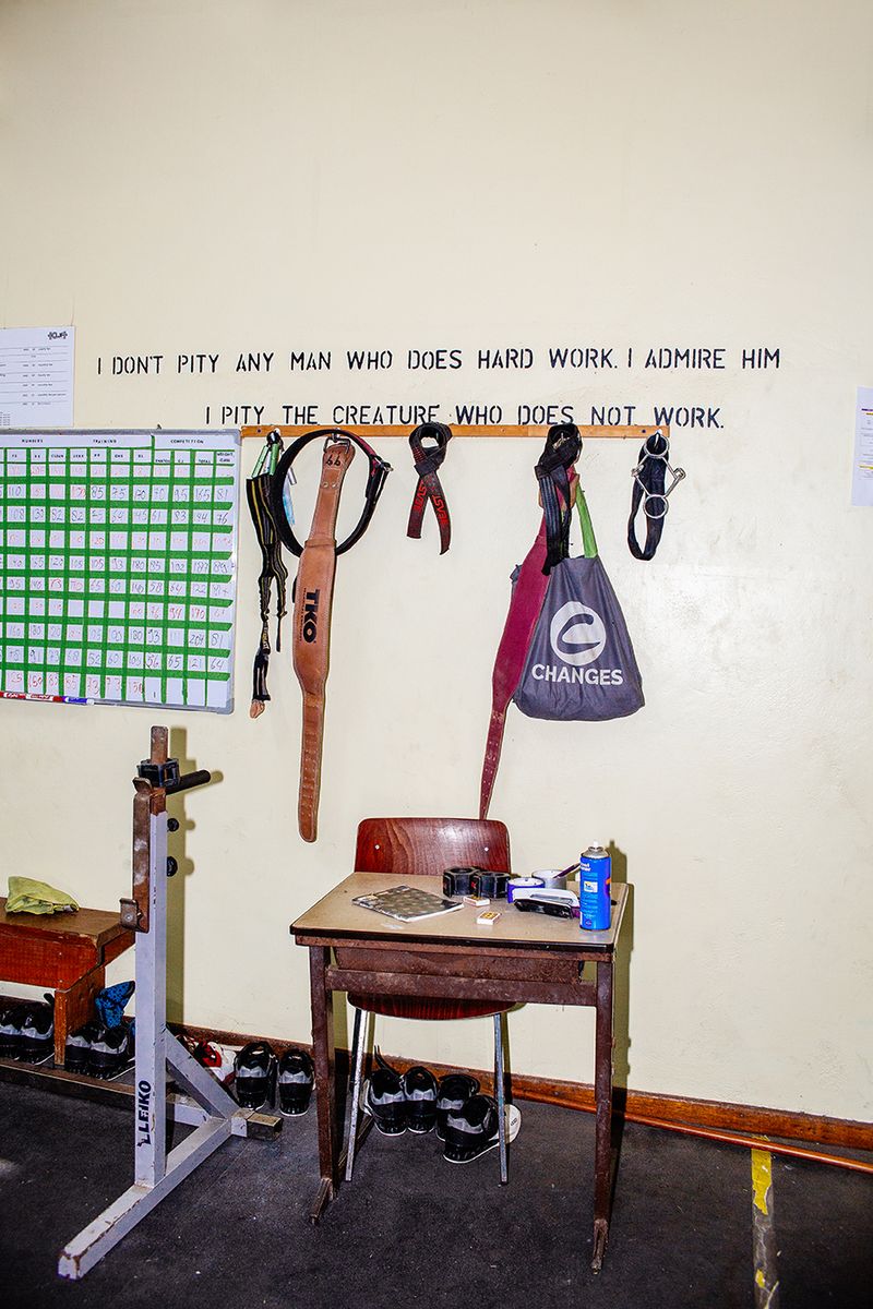 © Cholandesa - Image from the LUNULA; UÑA I KULTURA photography project