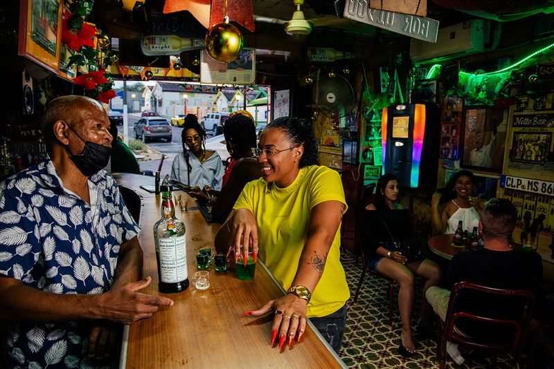 © Cholandesa - Image from the LUNULA; UÑA I KULTURA photography project