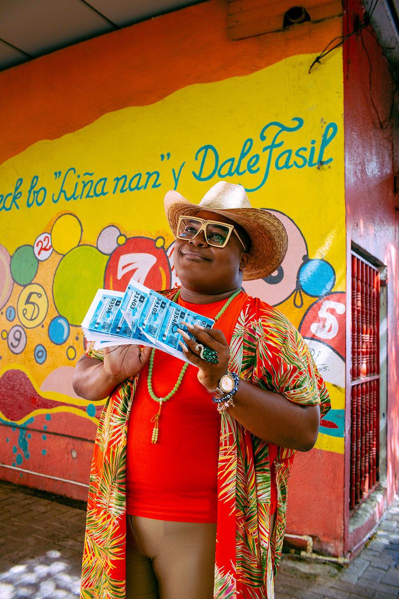 © Cholandesa - Image from the LUNULA; UÑA I KULTURA photography project