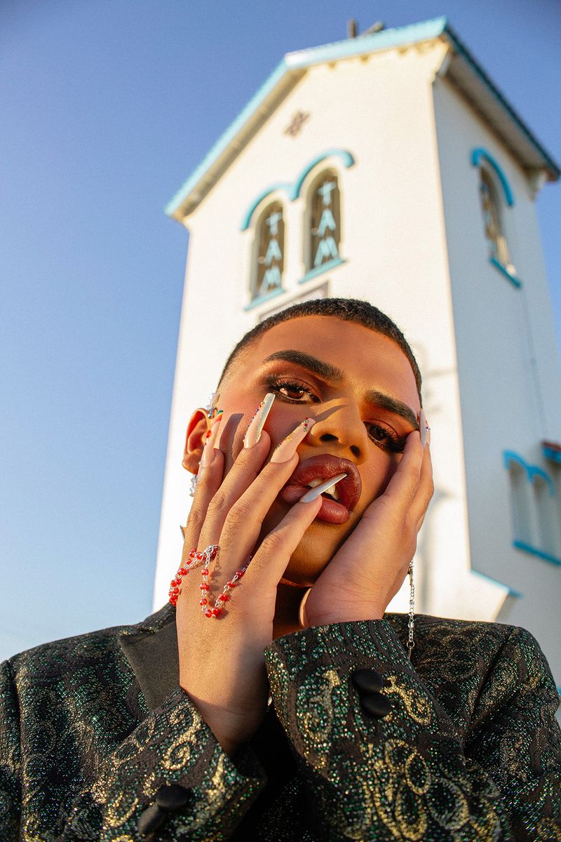 © Cholandesa - Image from the LUNULA; UÑA I KULTURA photography project