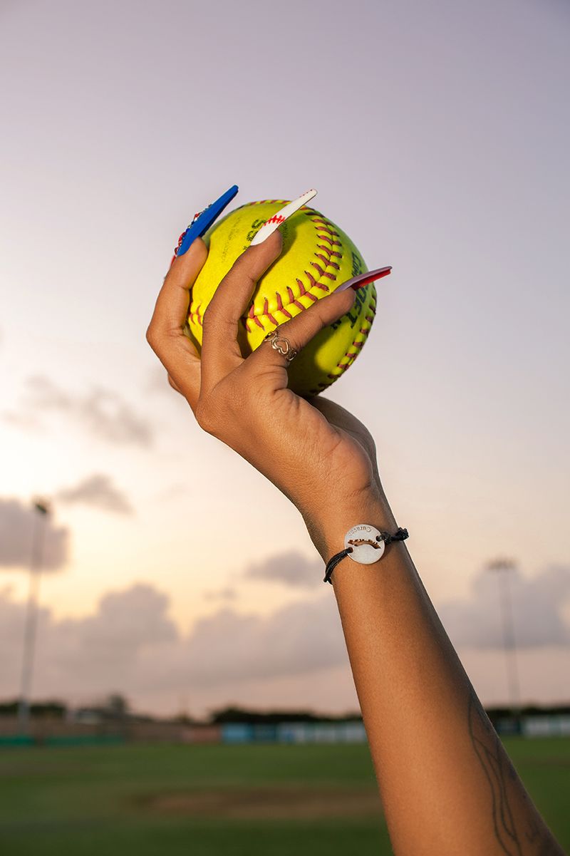 © Cholandesa - Image from the LUNULA; UÑA I KULTURA photography project