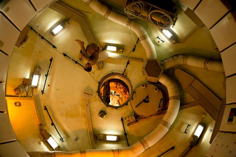 © Liza Ambrossio - 002_Act of levitation_From the series "Blood orange_Naranja de sangre"