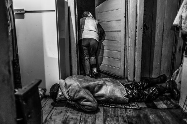 © Kuba Kaminski - Whisperer Olga performs a curing by stepping out of the room through her patient.