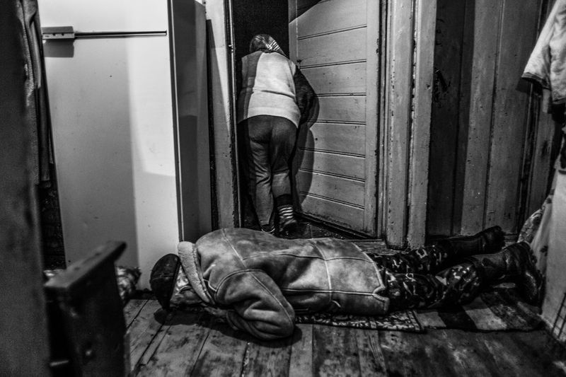 © Kuba Kaminski - Whisperer Olga performs a curing by stepping out of the room through her patient.