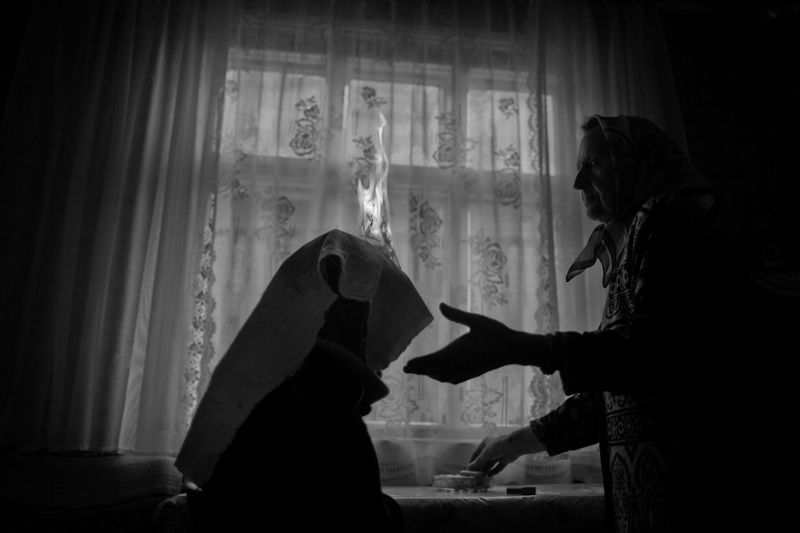 © Kuba Kaminski - Artemiuk performing a soul healing in her house in Parcew village