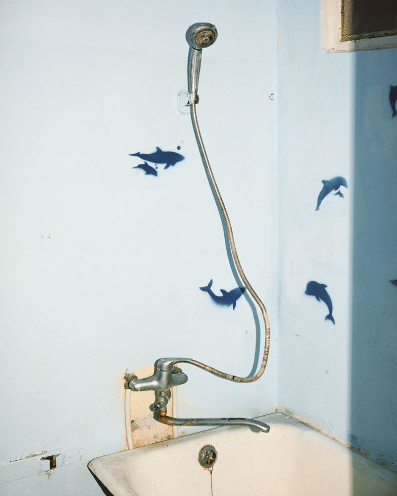 © Jan Jurczak - Alina’s shower, Avdiivka, Donetsk suburbs, December 2017