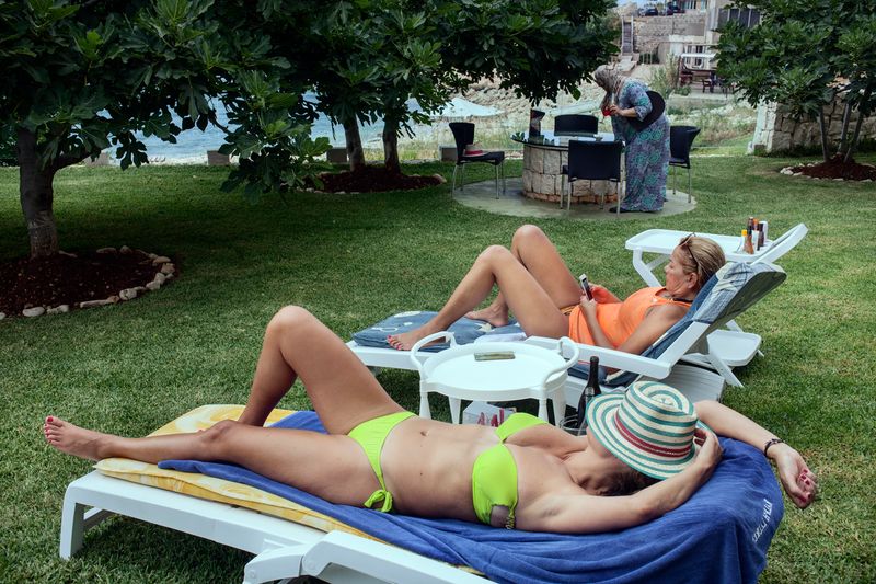 © Anna Bosch - Faenza Torbay, with a friend, sunbathing at the beach house patio