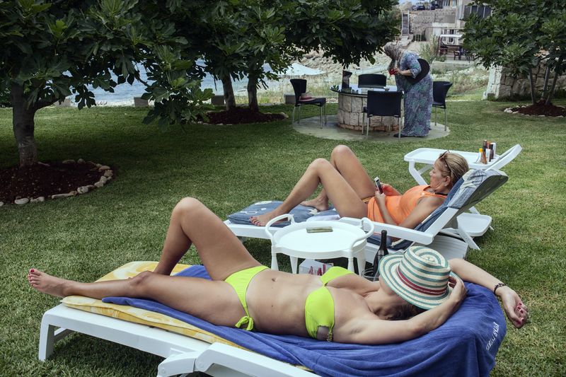 © Anna Bosch - Faenza Torbay, with a friend, sunbathing at the beach house patio