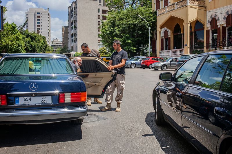 © Anna Bosch - Roger Eddé with two of his private security guards