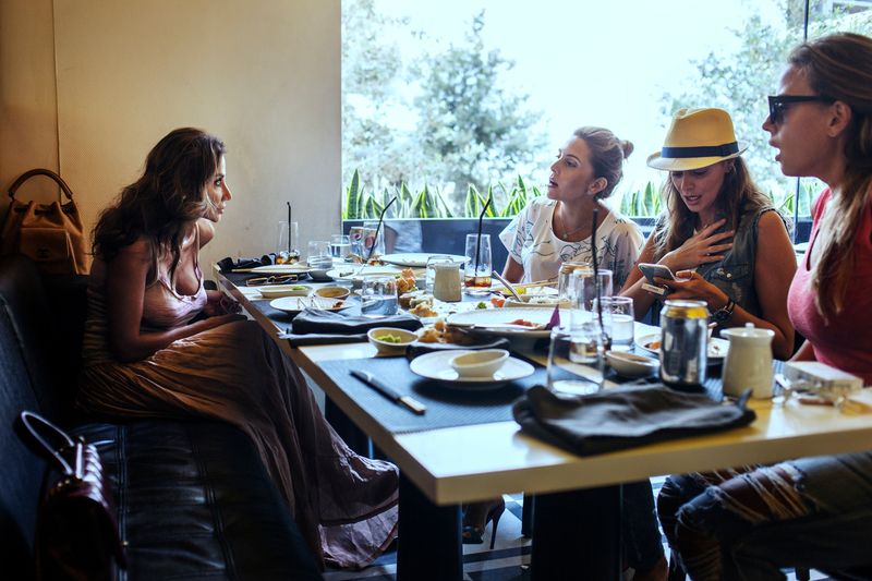 © Anna Bosch - Ghina Daouk (left) having lunch with her friends in Downtown Beirut