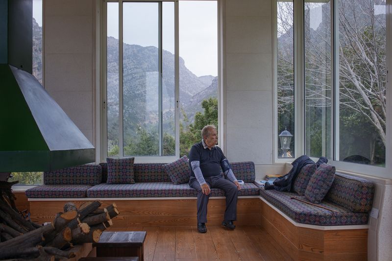© Anna Bosch - Mauricio Torbay in his mountain house, where he and his wife spend the weekends
