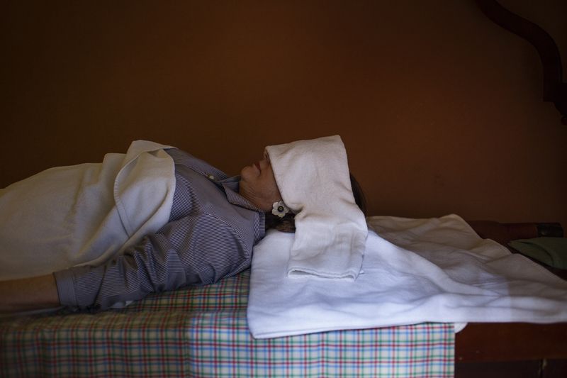 © Anna Bosch - Alice Eddé in Eddé Sands spa, getting a reflexology massage