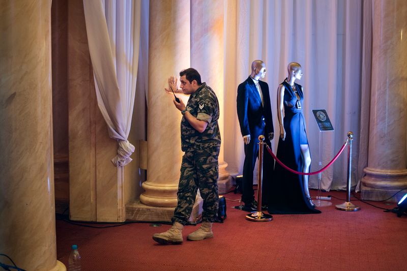 © Anna Bosch - Security guard at Red Cross charity dinner