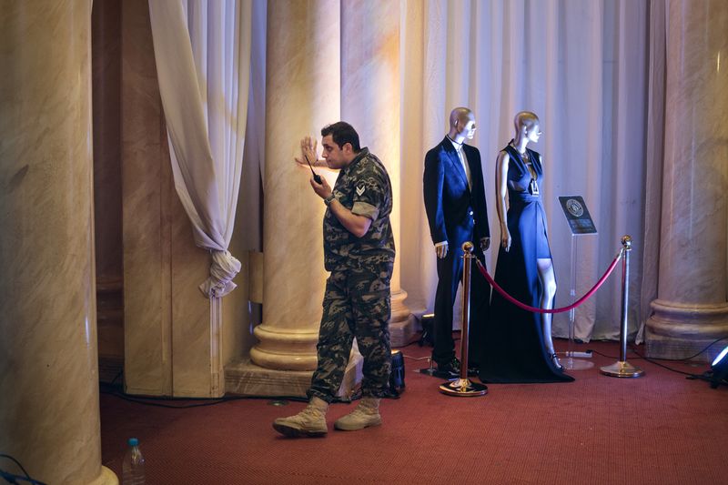 © Anna Bosch - Security guard at Red Cross charity dinner
