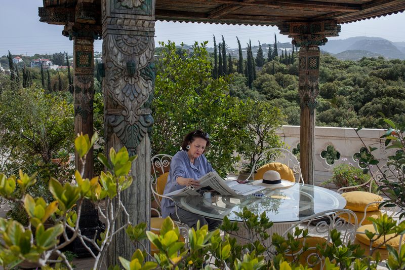 © Anna Bosch - Alice Eddé drinks coffee at home, in Eddé