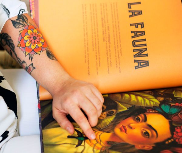 © Alexandra Krantz - The rooster jumped on a colourful Frida Khalo's picture, one of the super woman's passion.