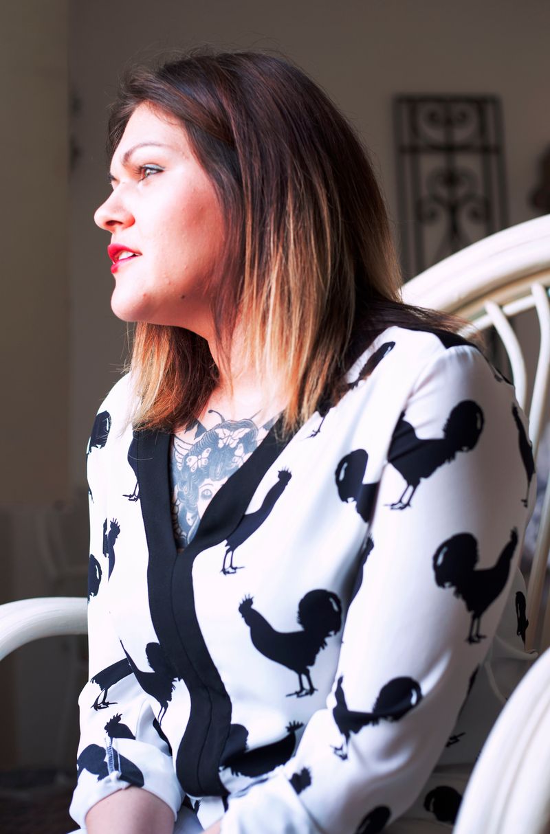 © Alexandra Krantz - The rooster returned to rest on the white chair near to the superwoman who had a romantic look.