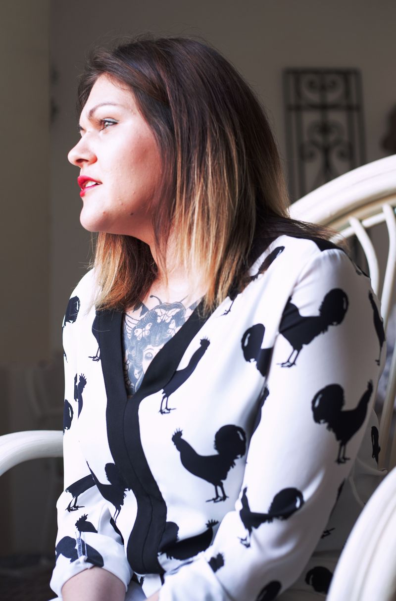 © Alexandra Krantz - The rooster returned to rest on the white chair near to the superwoman who had a romantic look.