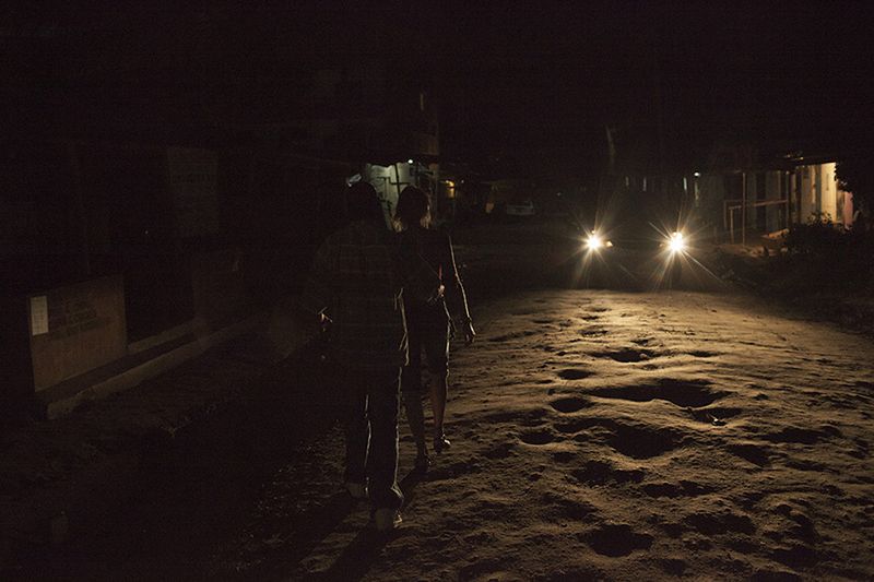 © Sofie Amalie Klougart - Louise and Peter on their way home to Louise.