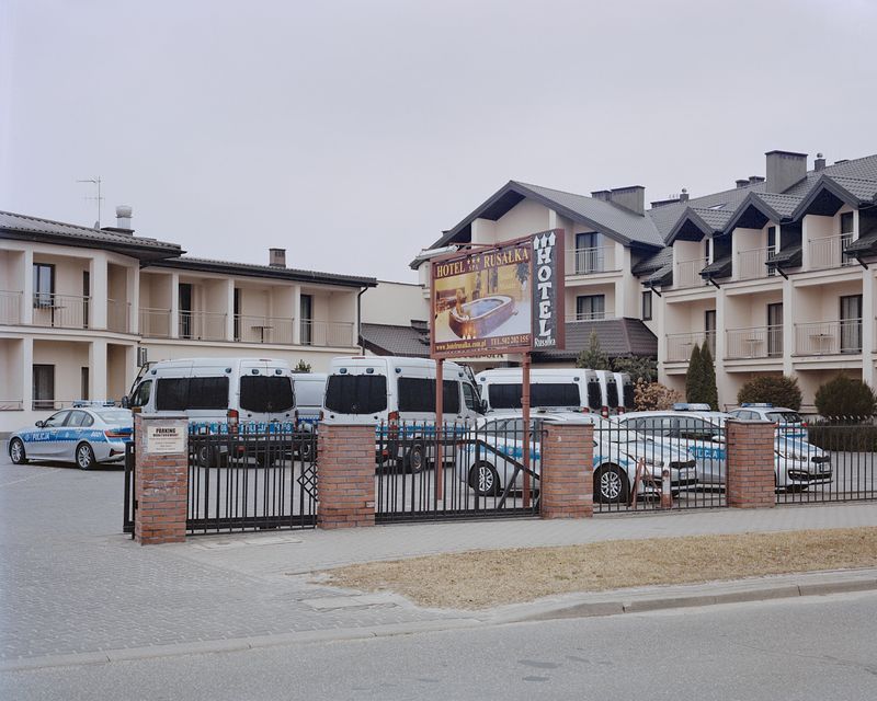 © Ludwig Nikulski - Police presence at the hotel. Okuninka, Poland. March 2022.