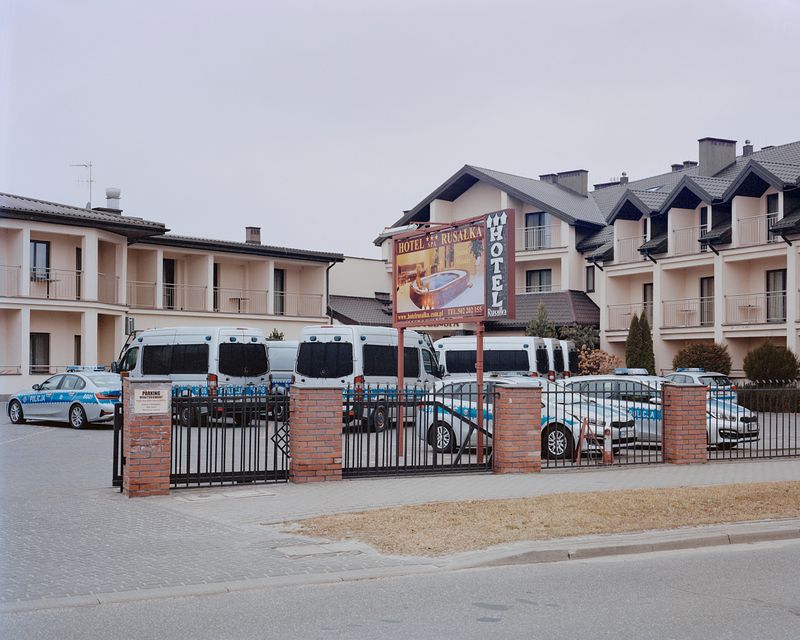 © Ludwig Nikulski - Police presence at the hotel. Okuninka, Poland. March 2022.