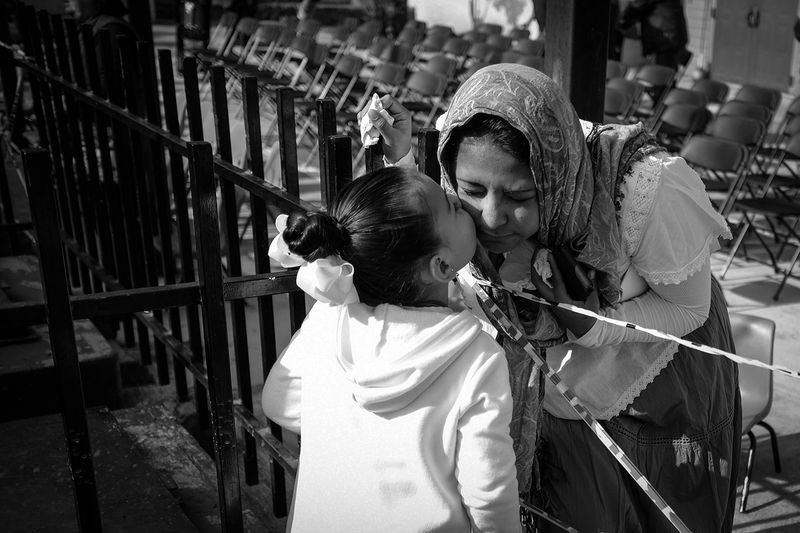 © Greta Rico - Small farewell. Nicole says goodbye to Siomara with a kiss before separating for the Christmas festival at school.